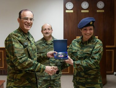 Αλεξανδρούπολη: Βραβεύτηκε ΕΠΟΠ που ξεμπέρδεψε τη σημαία που δεν μπορούσε να κυματίσει (φωτό)